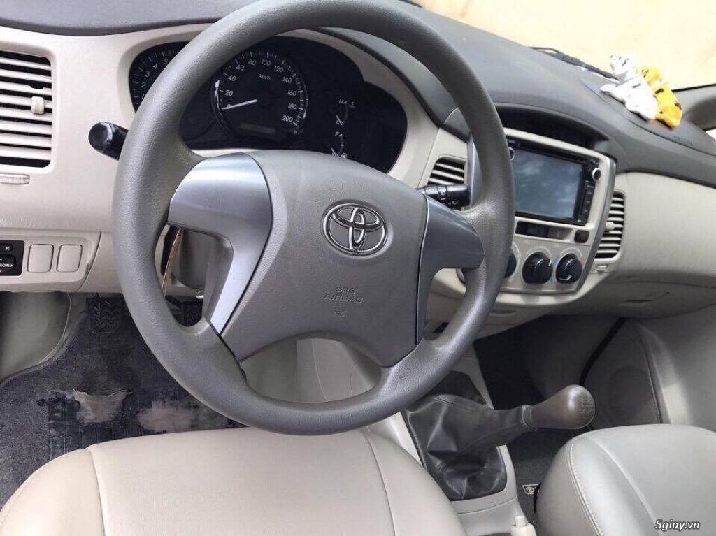 Nhà mình cần bán Toyota Innova 2015 số sàn màu bạc - 6