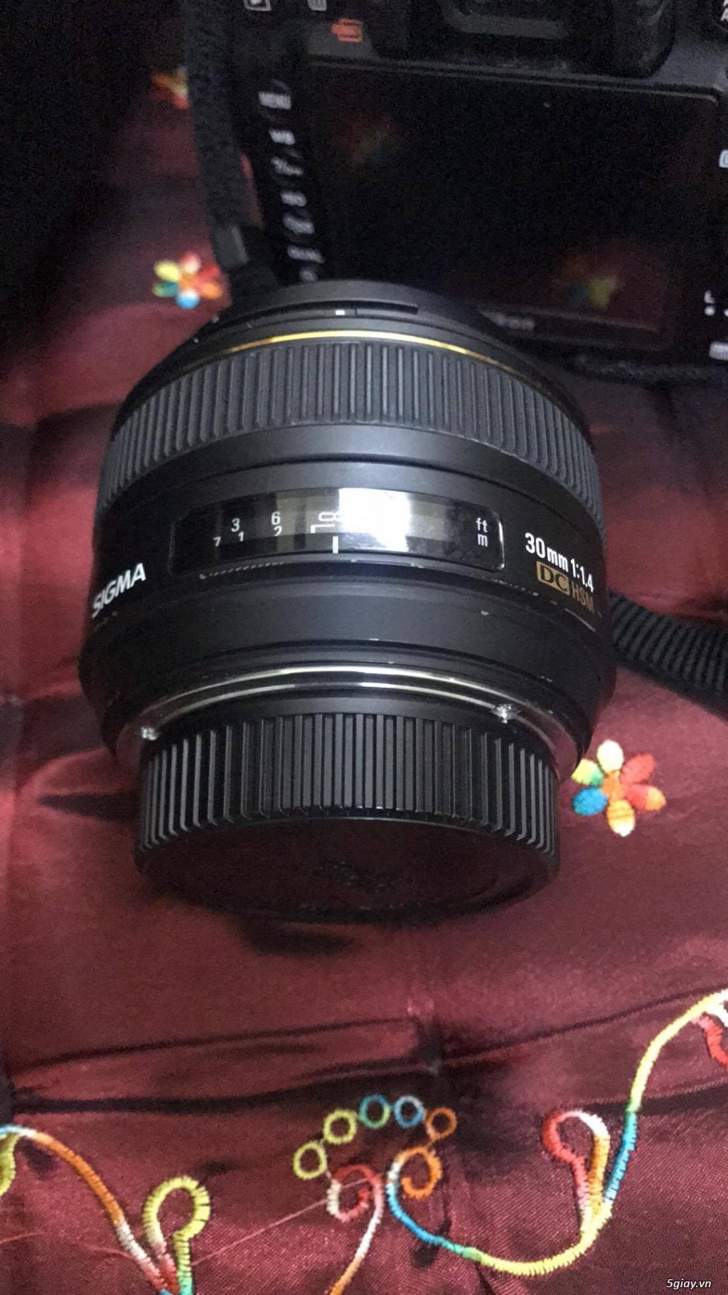 Nikon D7000 đi kèm lens 18-105mm vs SIGMA 30mm1:1.4 - 4