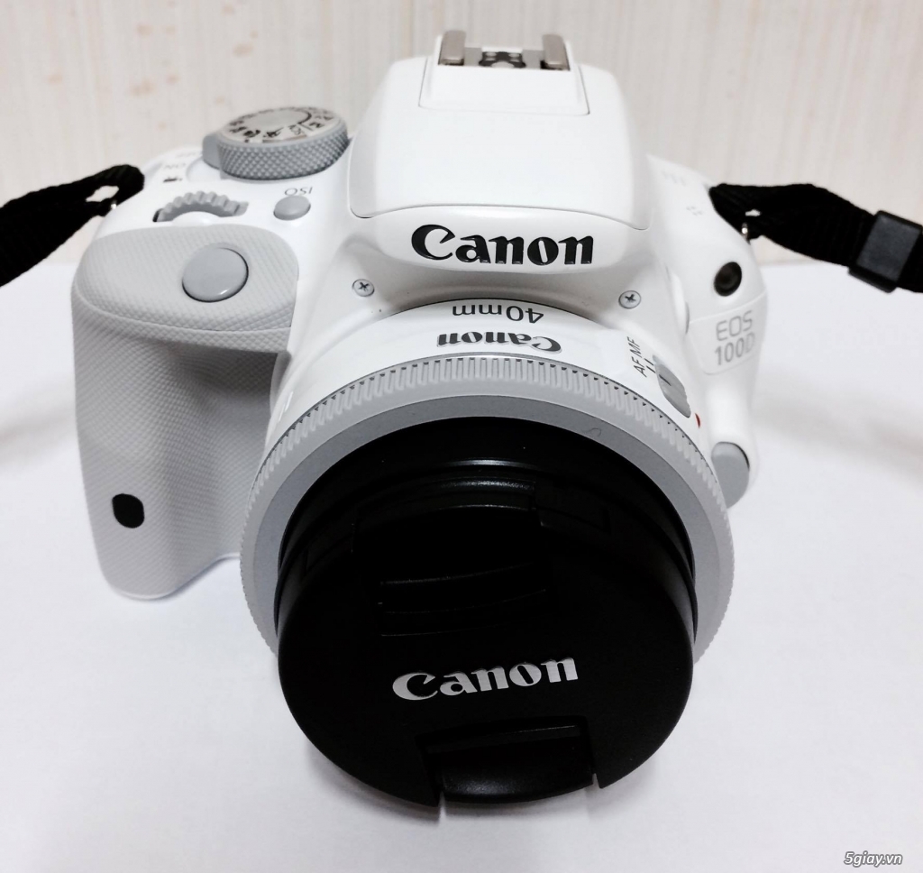 Nếu bạn đang tìm kiếm một chiếc máy ảnh đơn giản nhưng hiệu quả, máy ảnh Canon 100D sẽ là sự lựa chọn tuyệt vời. Được trang bị với lens 18-55 và lens 40mm, chiếc máy này sẽ giúp bạn chụp những bức ảnh đẹp, sống động và chuyên nghiệp mà không cần quá nhiều đầu tư.