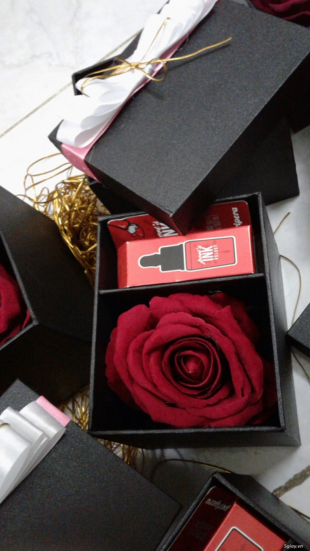 Hộp quà hoa hồng và son đang chờ đón bạn. Tận hưởng mùi hương ngọt ngào và êm dịu từ hoa hồng và đôi môi sáng bóng với son môi của chúng tôi. Đây sẽ là món quà độc đáo và lãng mạn để bạn dành tặng người phụ nữ của mình trong ngày lễ kỷ niệm.
