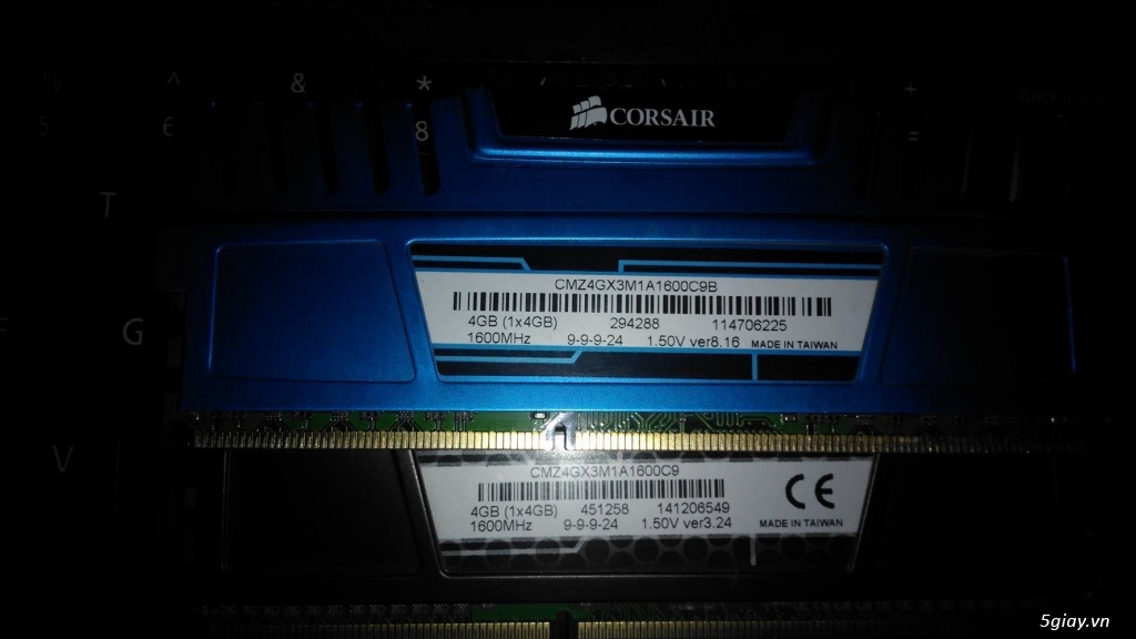 2 cây DDR3 Corsair tản nhiệt