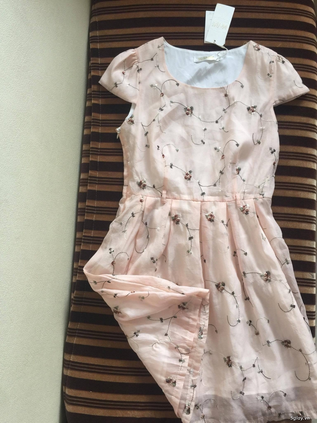 Thời trang nữ (đầm, áo thun, mỹ phẩm)