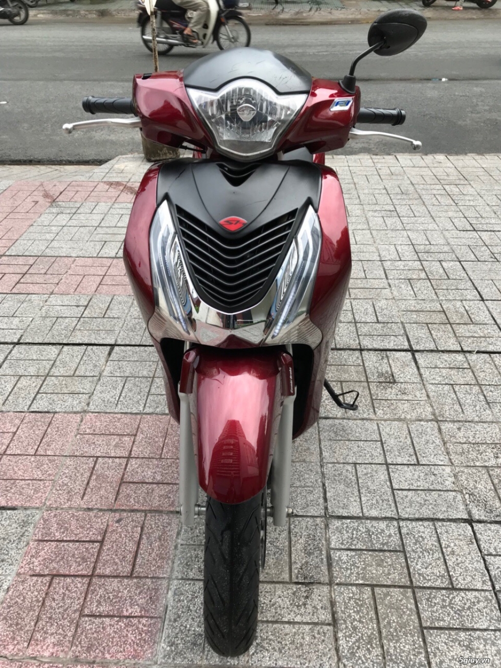 Honda SH 150i đỏ bạc sáng tài lộc