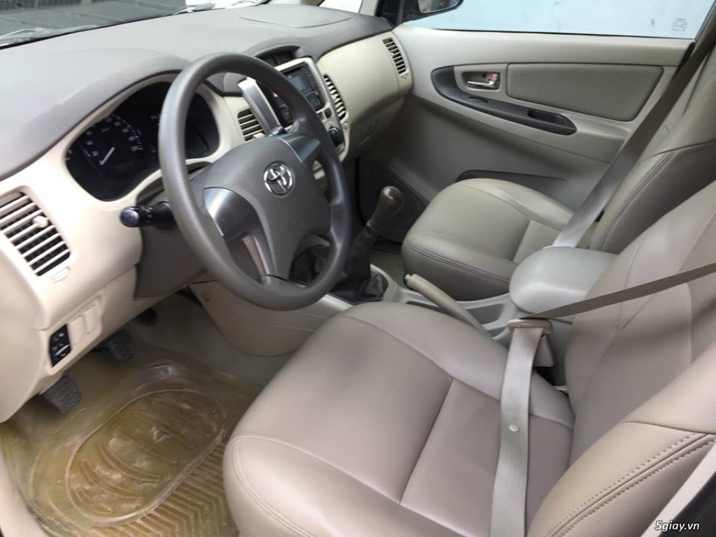 Nhà mình cần bán Toyota Innova E 2015 số sàn màu bạc - 7