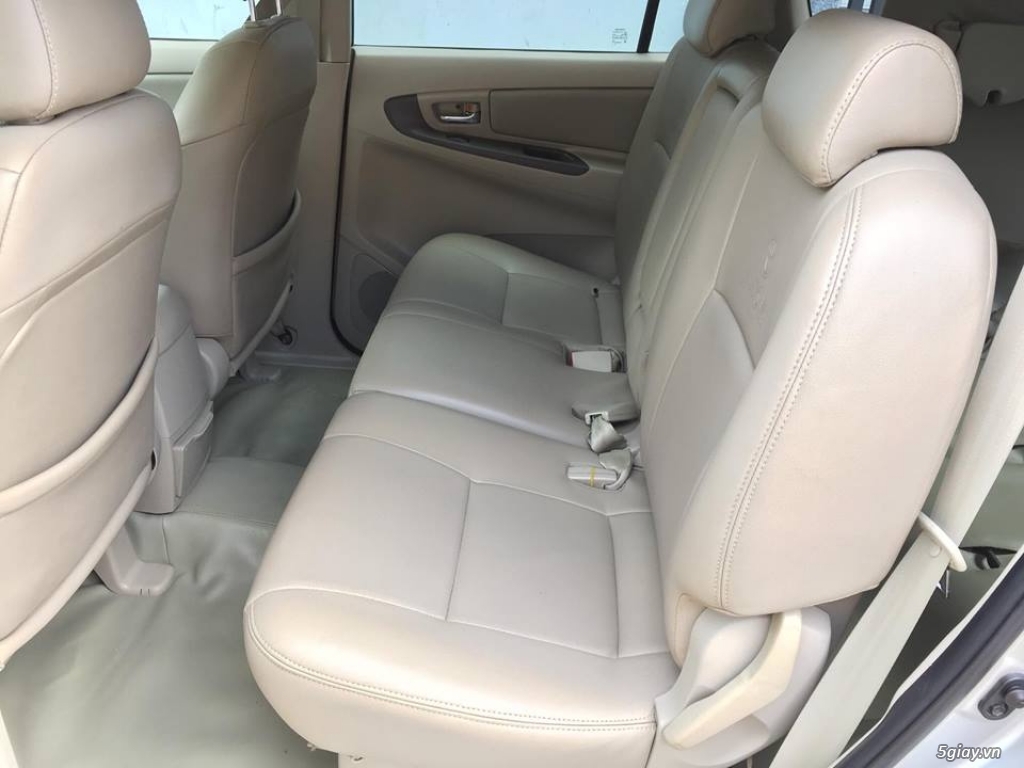 Nhà mình cần bán Toyota Innova E 2015 số sàn màu bạc - 4