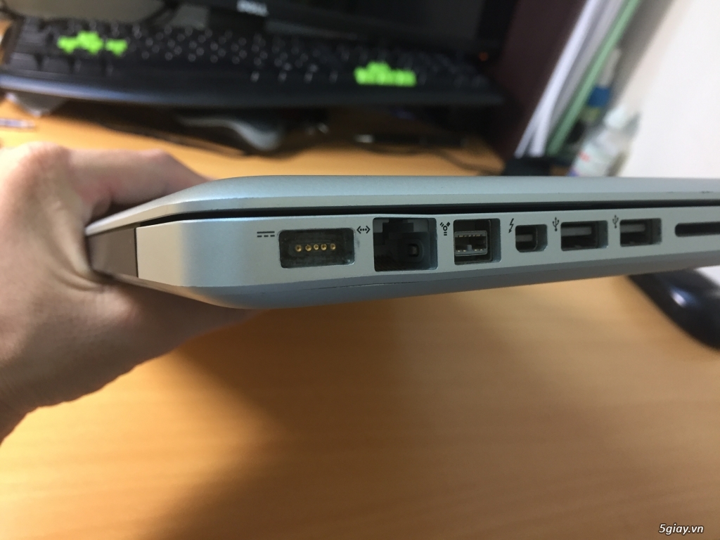 Macbook Pro 2011 15 inch, CPU i7 quad core 2.0ghz, ram 8gb, ssd 240gb - 8