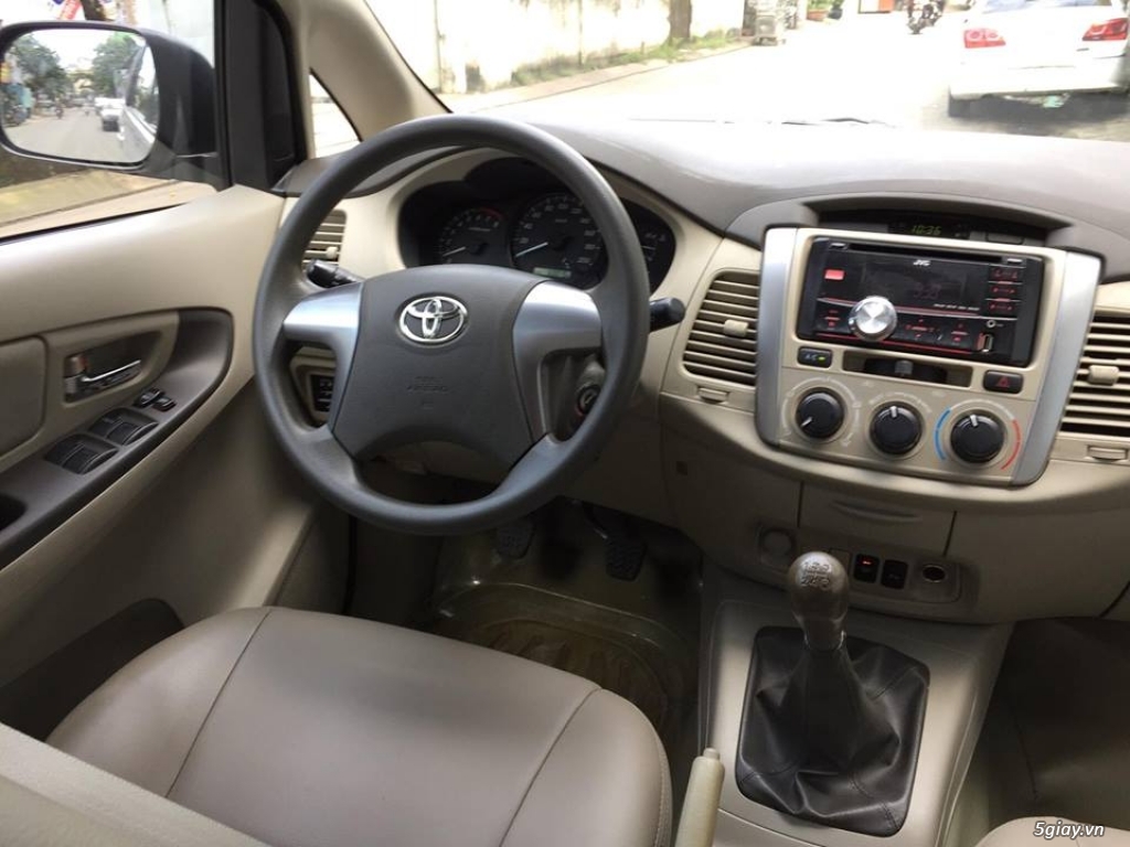 Nhà mình cần bán Toyota Innova E 2015 số sàn màu bạc - 5