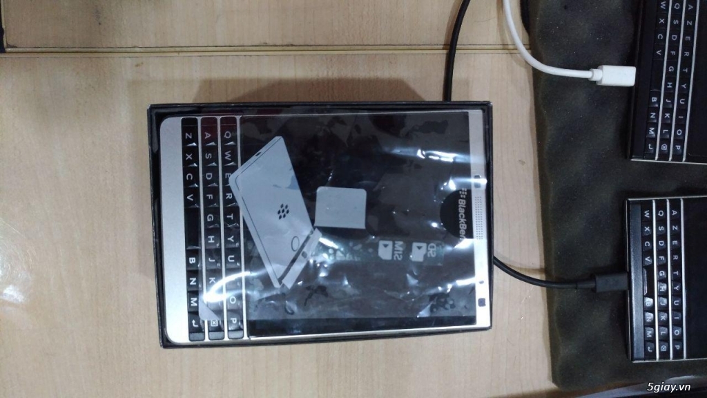 Blackberry Passport (2 black, 1 sliver edition)