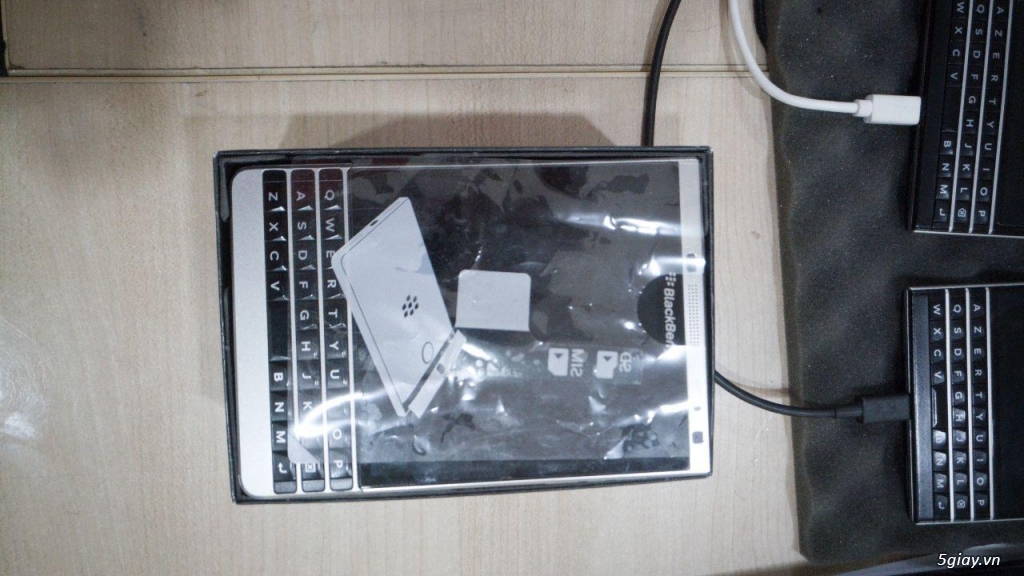 Blackberry Passport (2 black, 1 sliver edition) - 1