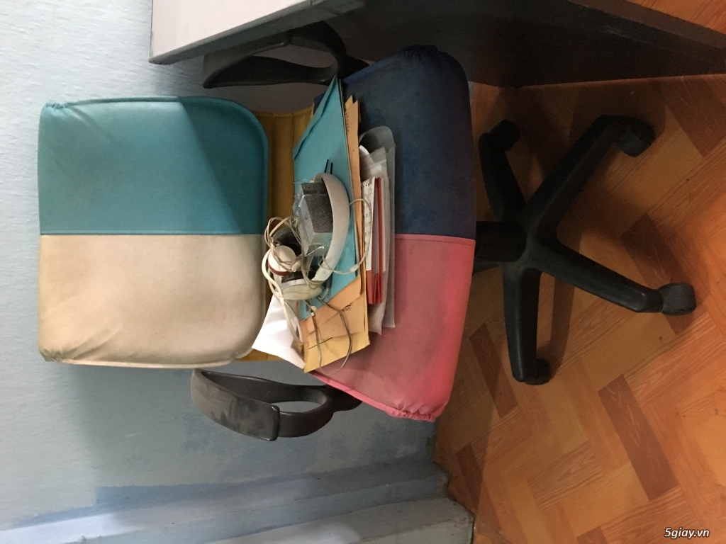 Bán 3 bàn gỗ để máy tính và 2 bàn văn phòng