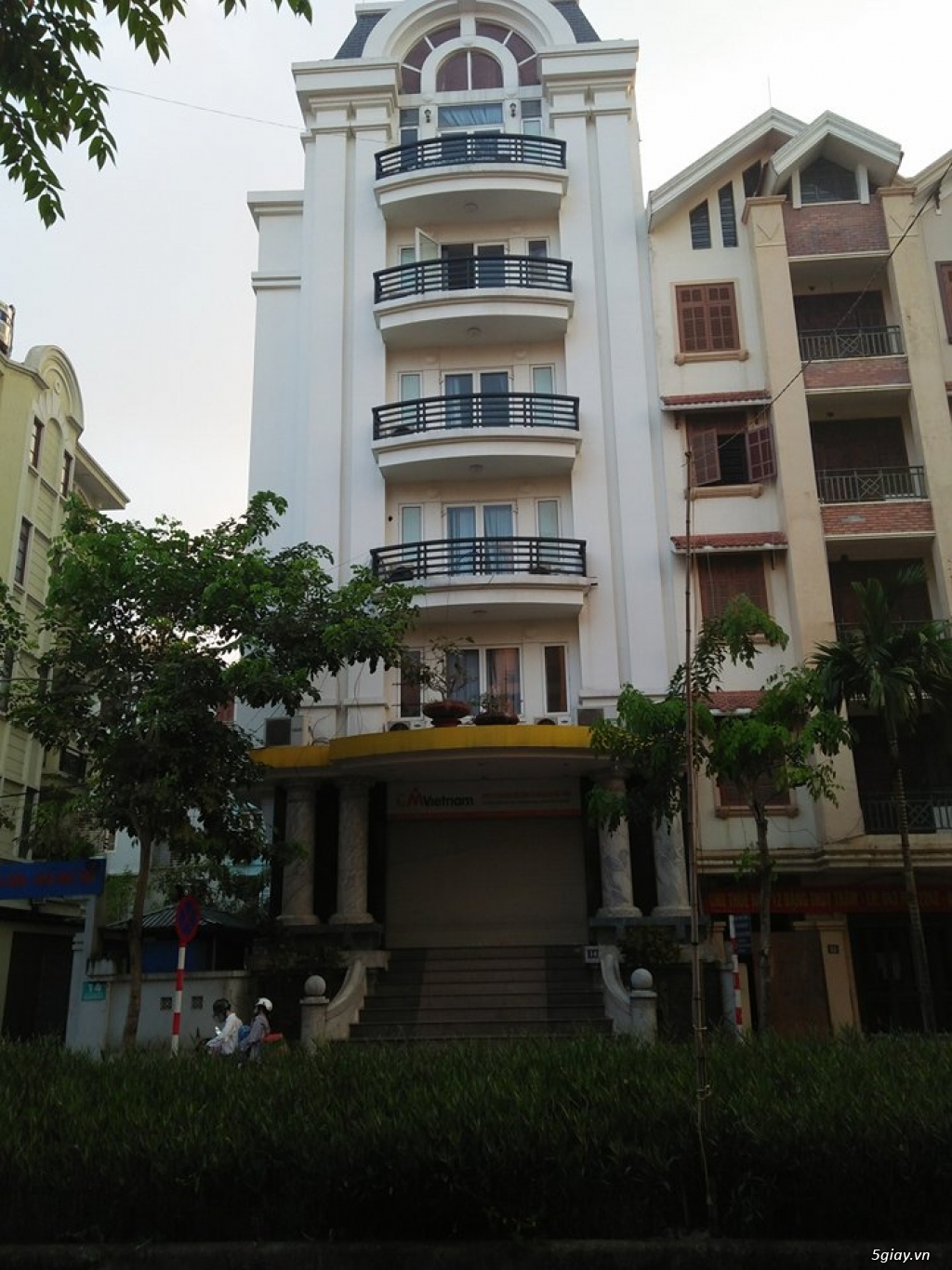 Cho thuê văn phòng Hoàng Quốc Việt, phòng đẹp, ô tô đỗ cửa giá cực rẻ.