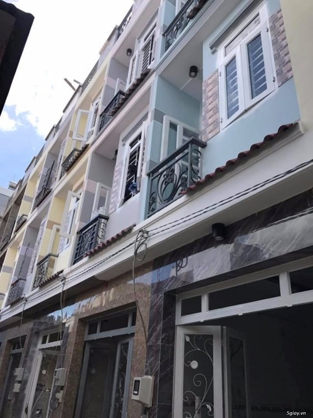Bán nhà mới xây 1 trệt 2 lầu có sân thượng giá chỉ 1,270 tỷ