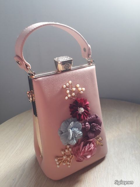 Túi xách da đính hoa dáng cao.