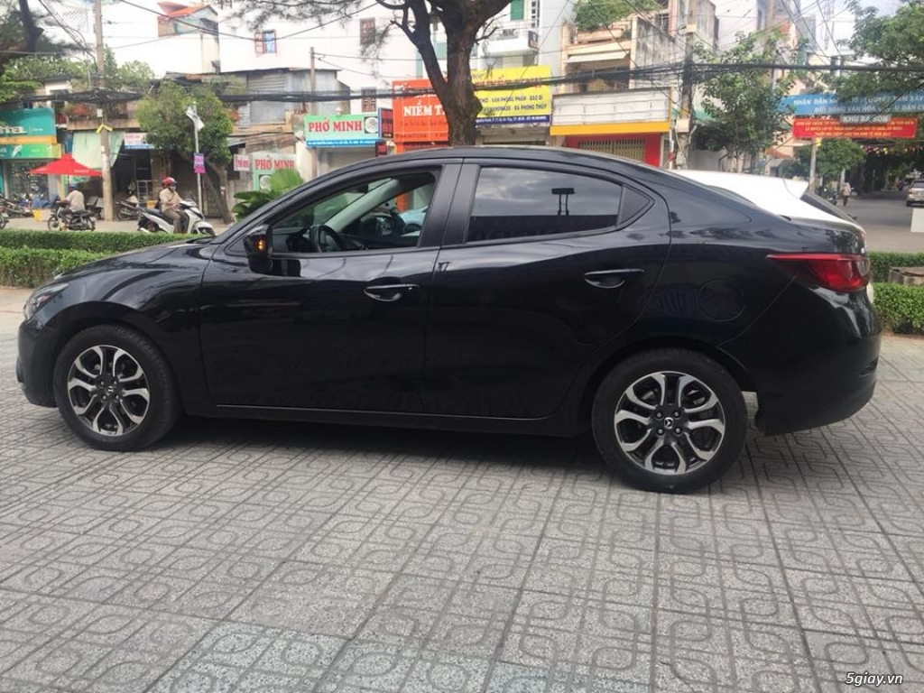 Cần bán chiếc mazda2 sedan 2017 màu đen - 1