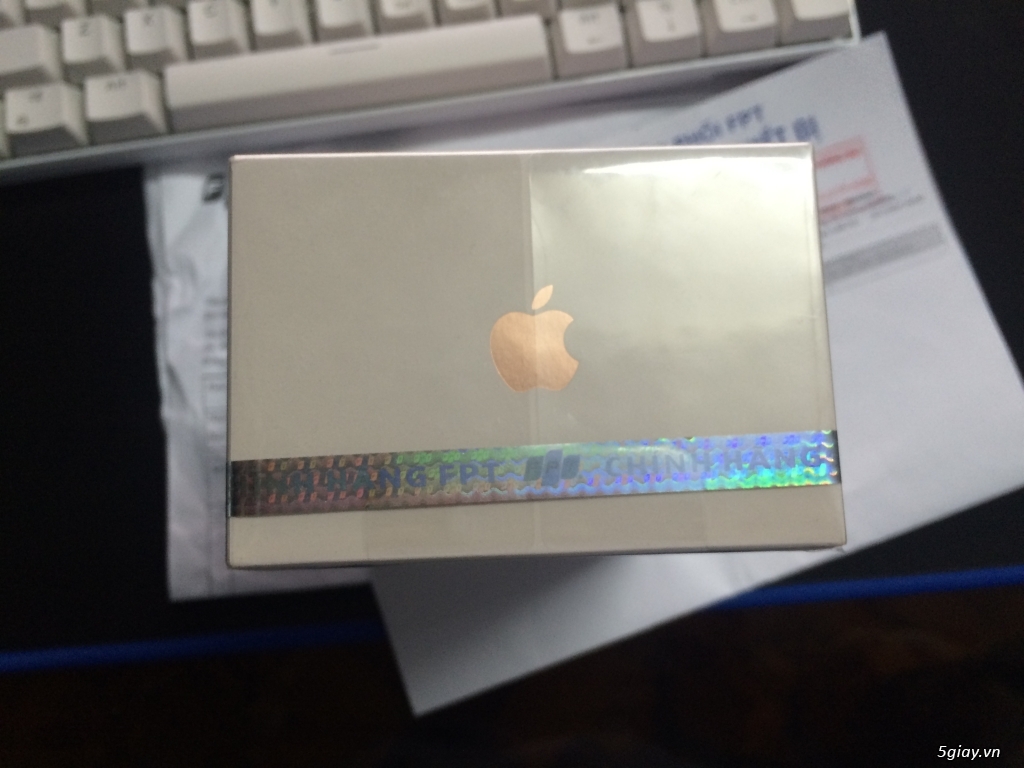 Cần bán Apple iPhone 8 64Gb Gold Chính hãng FPT nguyên seal - 1