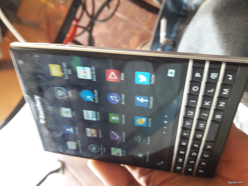 Blackbery pasport đen 2.2 củ - 3