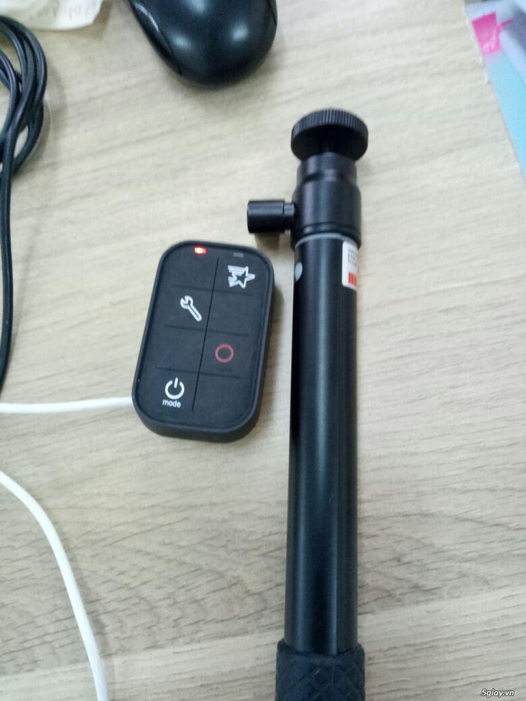 Cần bán Phụ kiện GoPro: Remote và Gậy Gopro giá rẻ, sử dụng tốt