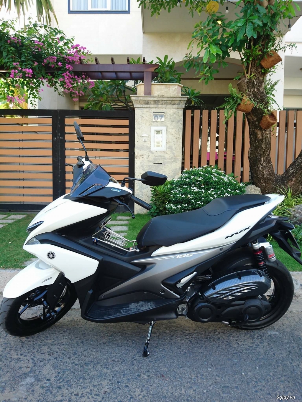 Bán xe yamaha NVX 155 cao cấp màu trắng biển số quận 1 (VIP) - 7