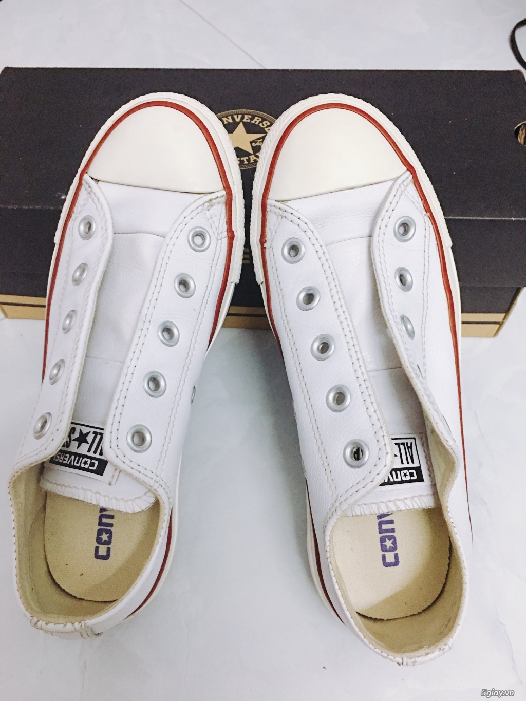 Cần thanh lý bata Converse trắng chất liệu da