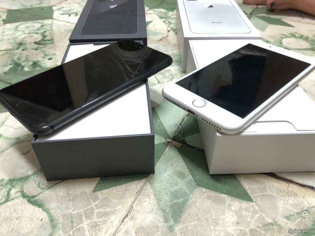 Bán cặp Iphone8 plus trắng đen64gb. - 1
