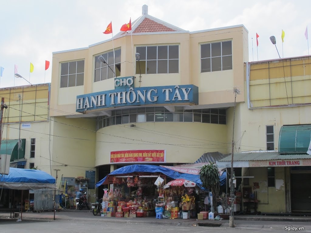 Chợ Hạnh Thông Tây - Thương đường mua sắm ăn uống giá rẻ.