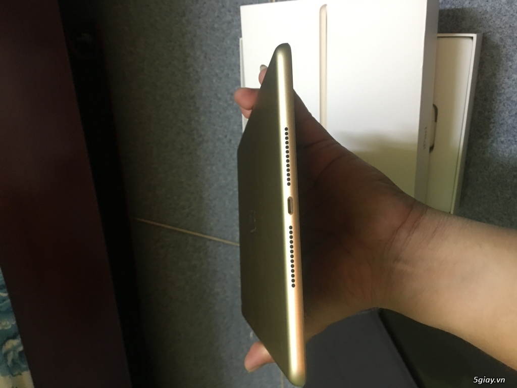 Ipad 2017 32gb only wifi màu vàng còn bảo hành VTA