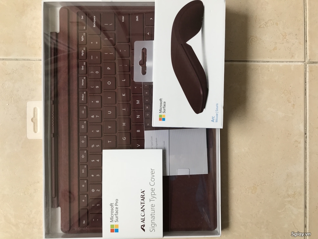 Cần bán phụ kiện Surface Type Cover và Arc Mouse