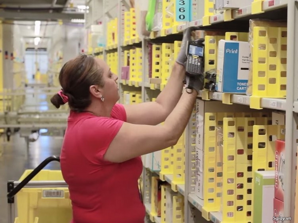 Nơi làm việc ở các kho Amazon như địa ngục, công nhân phải tiểu tiện tại chỗ - 1