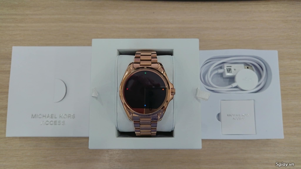 Cần bán Smartwatch mới 100% của Michael Kors,màu Rose gold, giá cực ưu