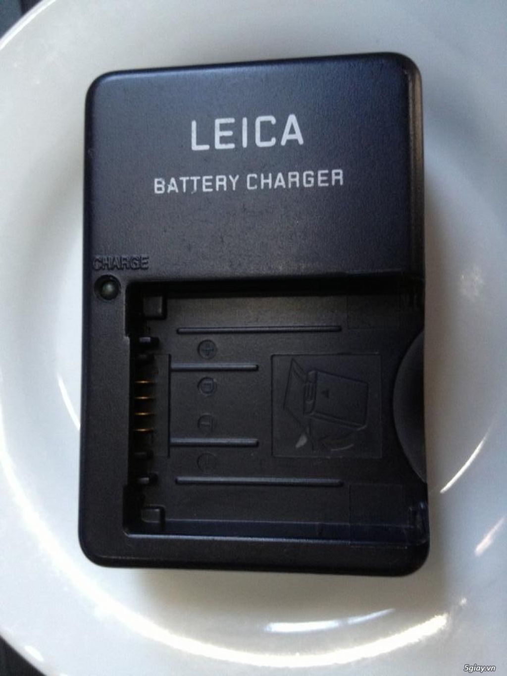 Sạc Zin của máy ảnh Leica.