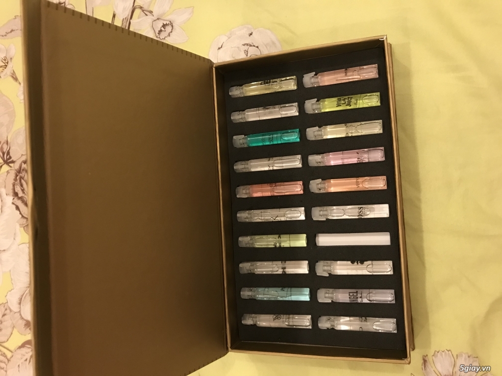 Set nước hoa gồm 20 chai mini. Thương hiệu từ Pháp.