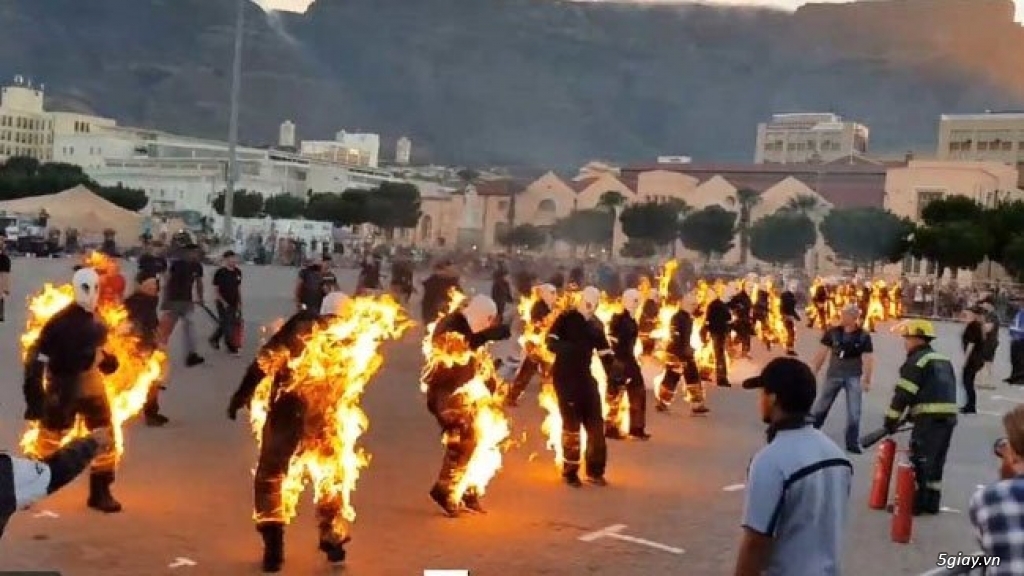 Lập kỷ lục thế giới bằng cách...tự thiêu