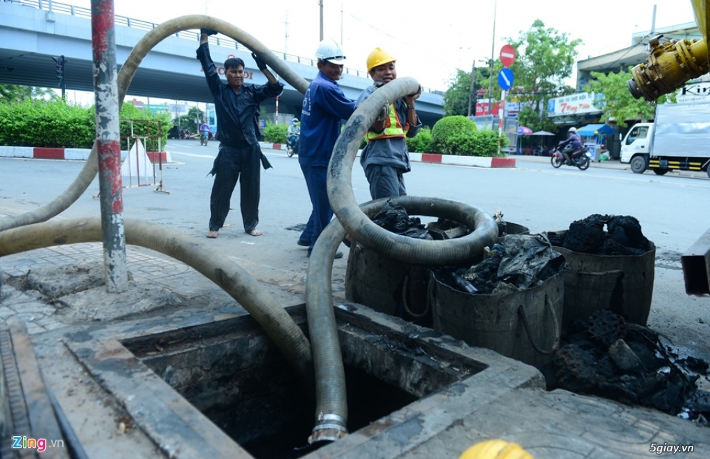 Nghề lặn ngụp trong nước thải ống cống ở Sài Gòn - 7