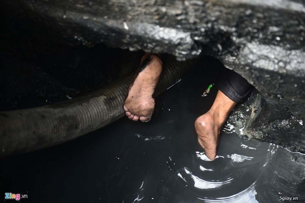 Nghề lặn ngụp trong nước thải ống cống ở Sài Gòn - 5