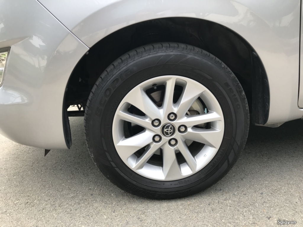 Toyota Innova 2.0 E date 06/2017 màu ghi bạc - 5