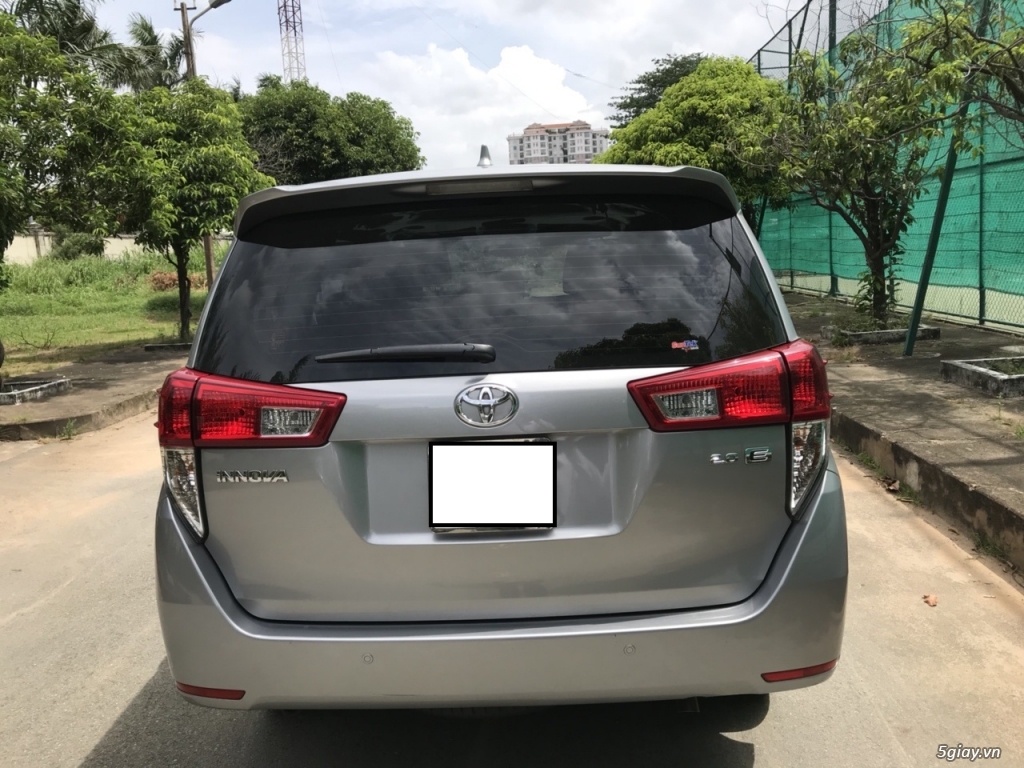Toyota Innova 2.0 E date 06/2017 màu ghi bạc - 1