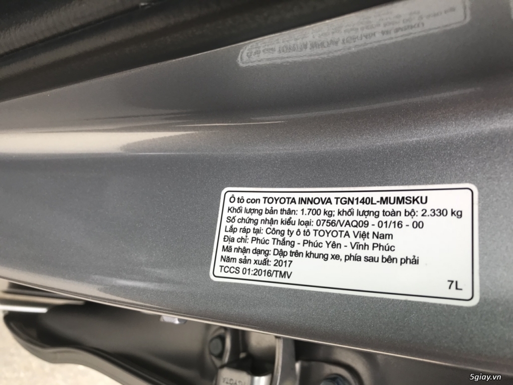 Toyota Innova 2.0 E date 06/2017 màu ghi bạc - 10