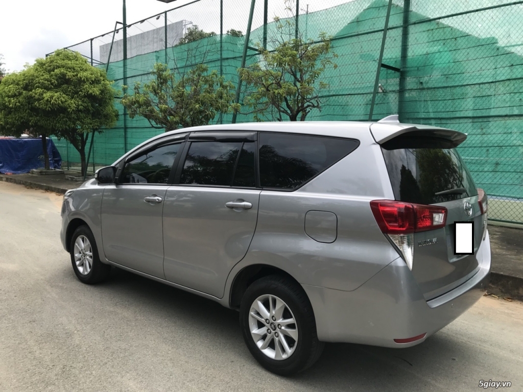 Toyota Innova 2.0 E date 06/2017 màu ghi bạc - 3