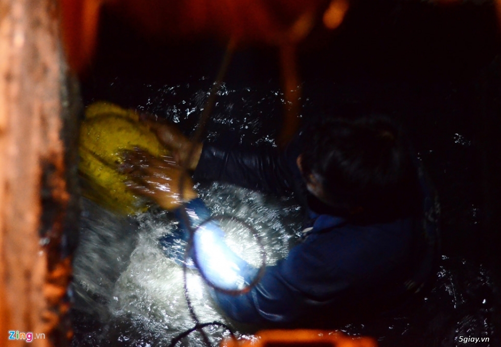 Nghề lặn ngụp trong nước thải ống cống ở Sài Gòn - 13