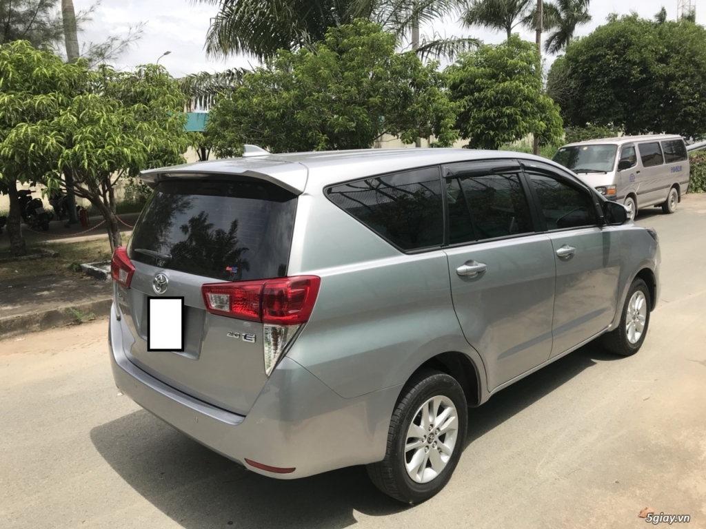 Toyota Innova 2.0 E date 06/2017 màu ghi bạc - 4