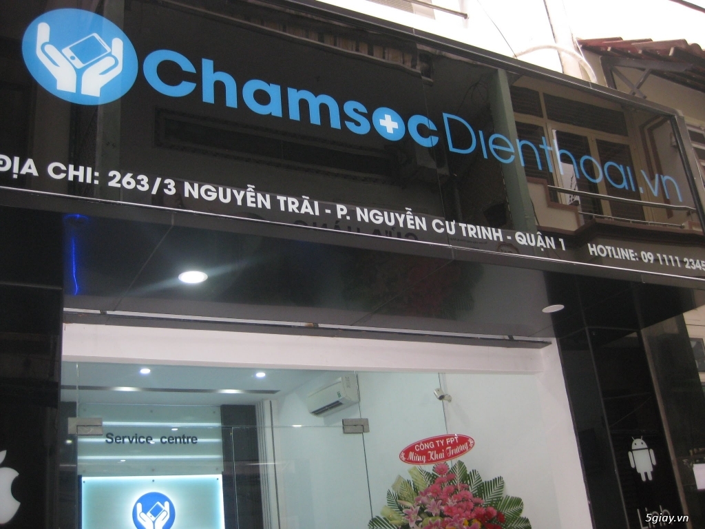 Sang cửa hàng ChamsocDienthoai.vn hoạt động lâu năm.