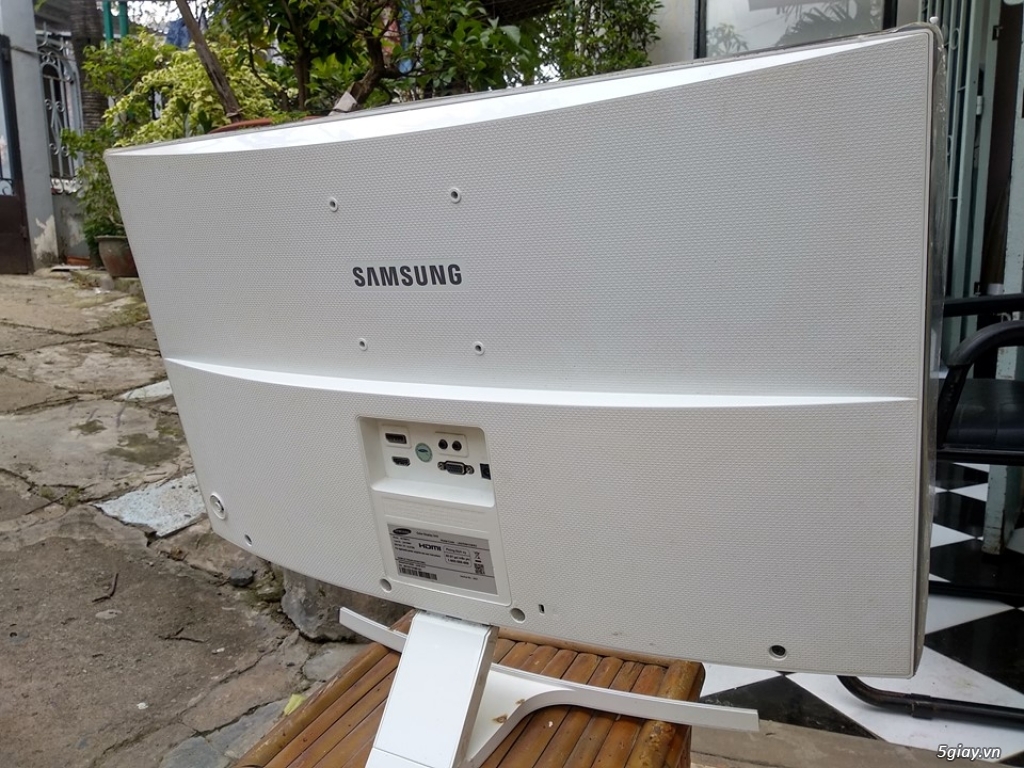 MÀN SAMSUNG 27E591C CONG WHITE - 1
