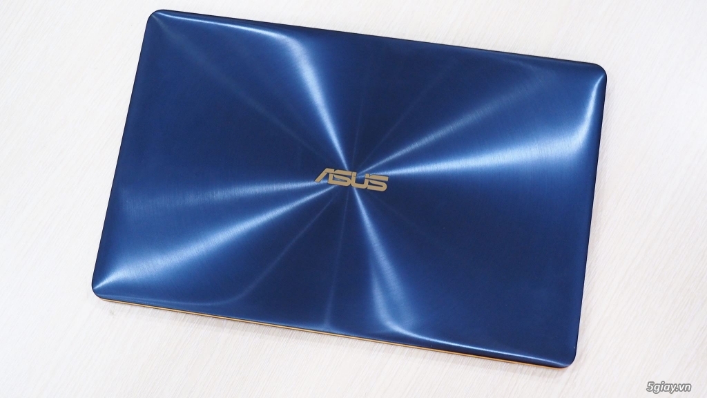 Asus Zenbook 3 (UX490U) max-options i7 Gen 8 màu Xanh mới 99,9% - 2