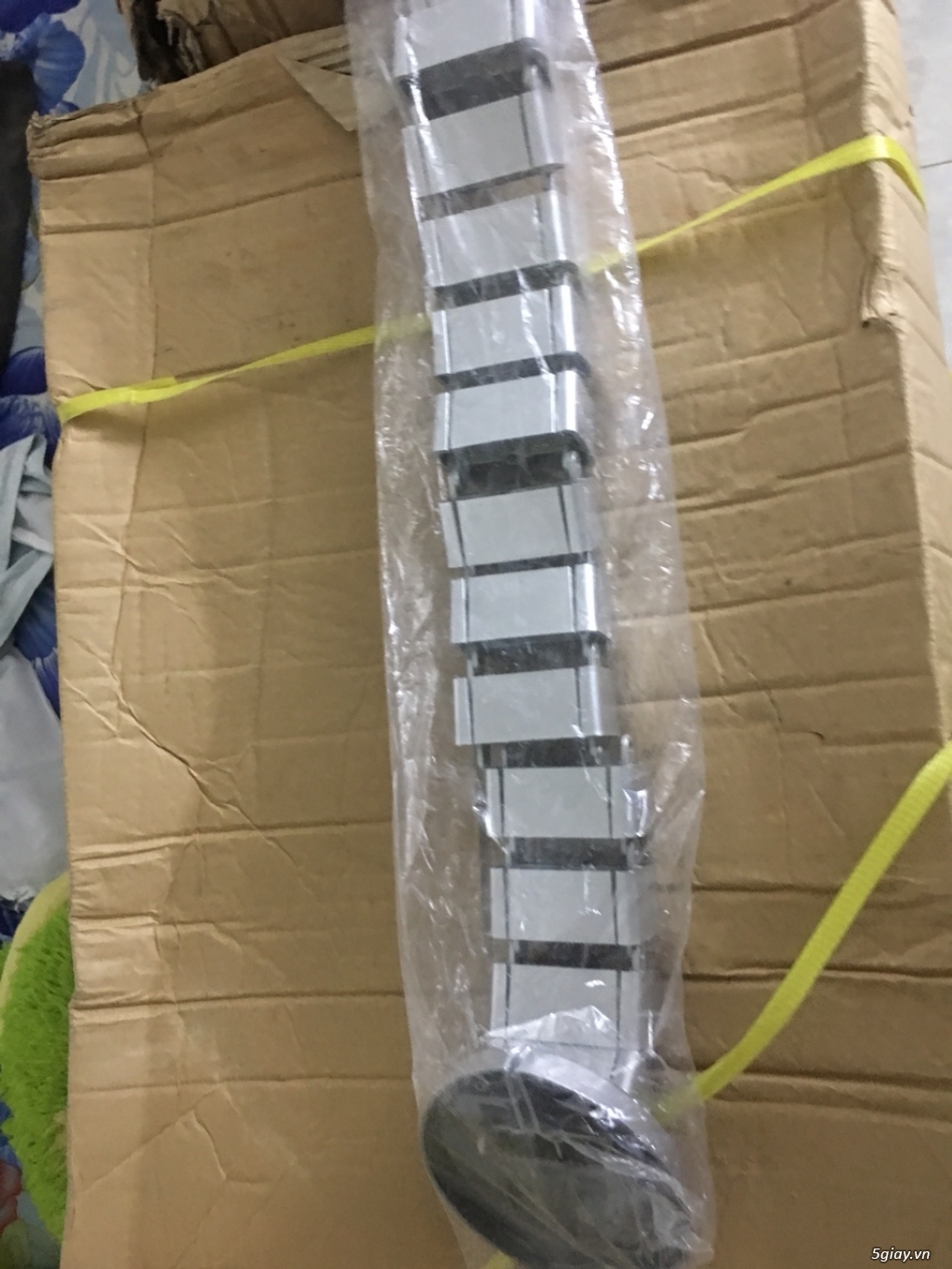 Ống xương cá, ống luồn cáp, ruột voi đi dây từ bàn xuống sàn nhà - 6