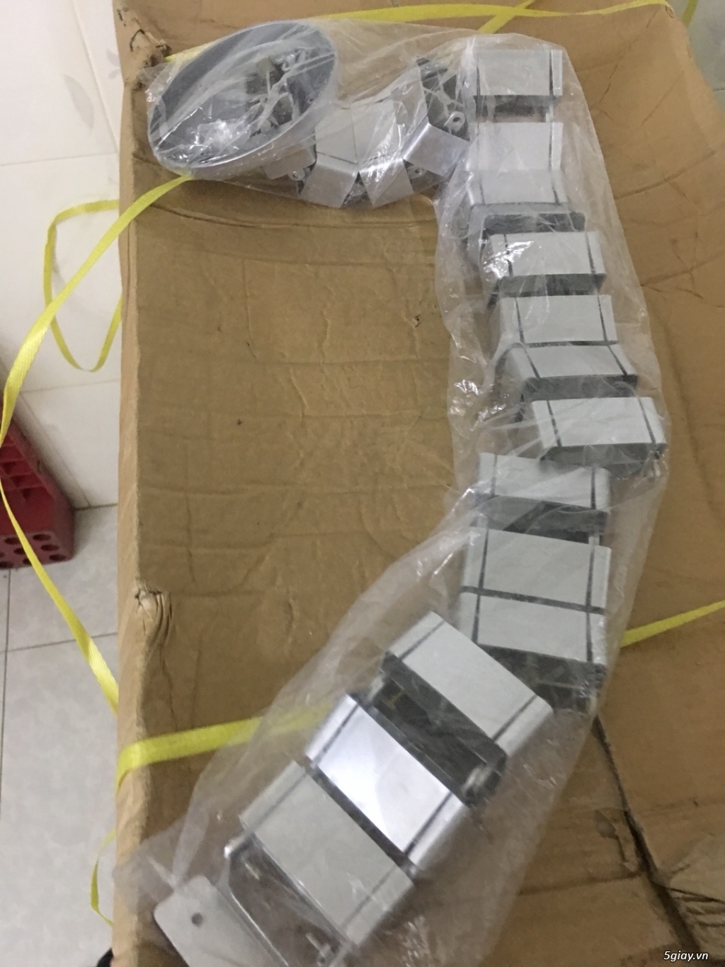 Ống xương cá, ống luồn cáp, ruột voi đi dây từ bàn xuống sàn nhà - 4