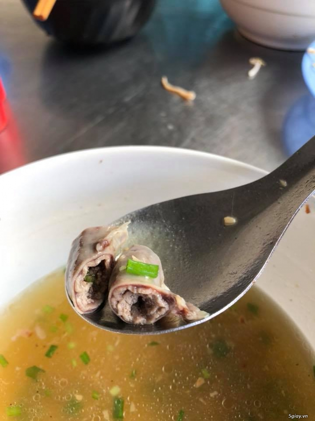 Hôm nay ăn hủ tíu thấy 1 con sán lãi - 1