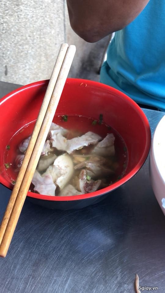 Hôm nay ăn hủ tíu thấy 1 con sán lãi