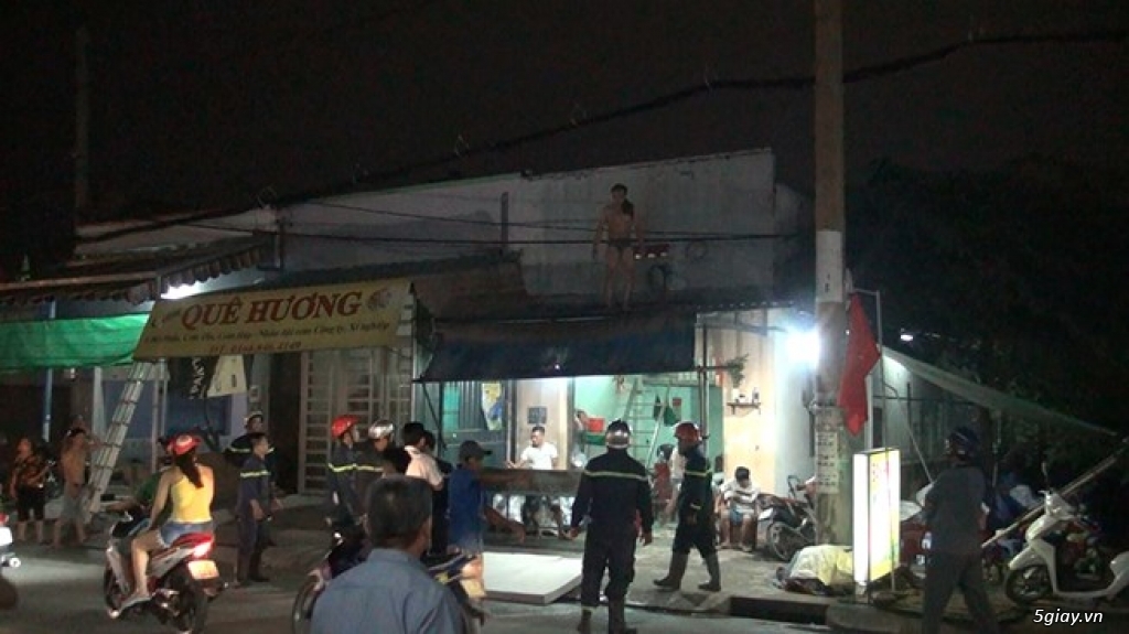 Người đàn ông nghi ngáo đá, khỏa thân leo nóc nhà - 1