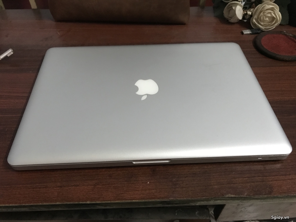 MacBook pro 15 inch mid 2010 2 card 98%