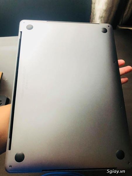 Macbook pro 2017 13inch touchbar 256GB ssd